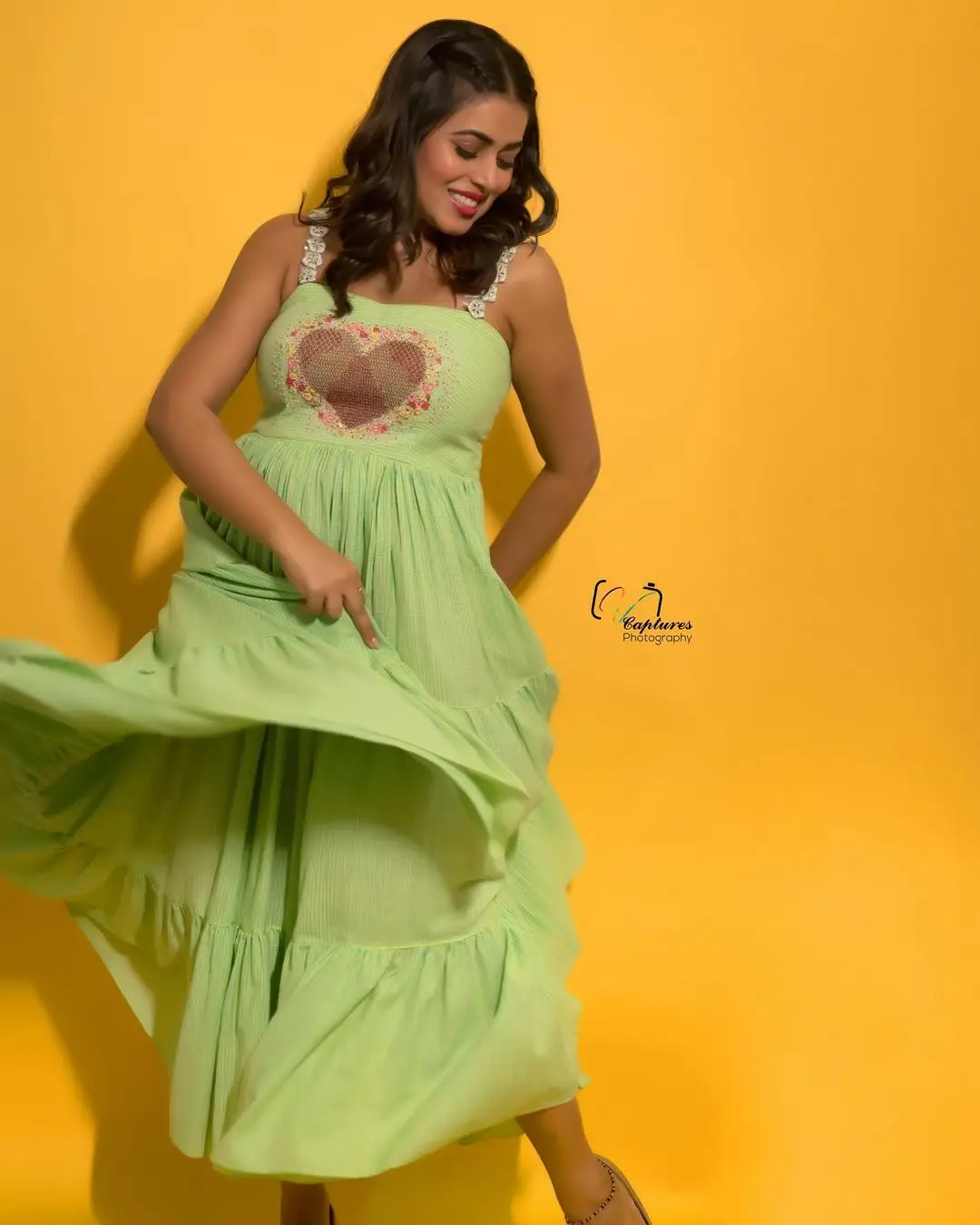 MALAYALAM GIRL SHAMNA KASIM IN SLEEVELESS GREEN GOWN 5